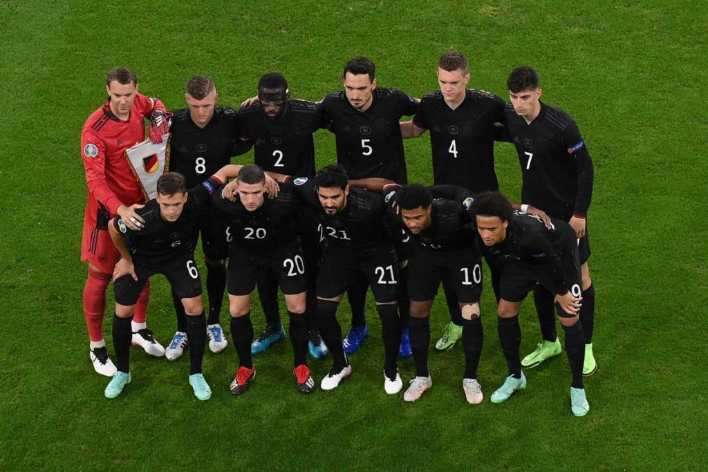 Die deutschen Spieler posieren für das Mannschaftsfoto vor dem Fußballspiel der UEFA EURO 2020 Gruppe F zwischen Deutschland und Ungarn in der Allianz Arena in München am 23. Juni 2021. (Foto: Matthias Hangst / POOL / AFP)