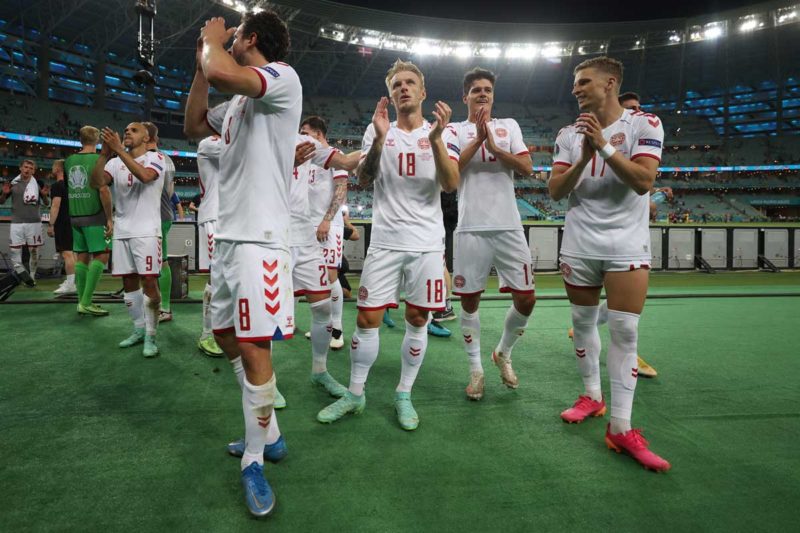 Dänische Spieler feiern ihren Sieg nach dem Viertelfinalspiel der UEFA EURO 2020 zwischen der Tschechischen Republik und Dänemark im Olympiastadion in Baku am 3. Juli 2021. (Foto: NAOMI BAKER / POOL / AFP)