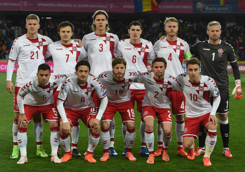 Dänemarks Spieler posieren für ein Mannschaftsfoto während des Qualifikationsspiels zur FIFA Fussball-Weltmeisterschaft 2018 zwischen Rumänien und Dänemark in Cluj-Napoca, Rumänien, am 26. März 2017.  / AFP PHOTO / DANIEL MIHAILESCU