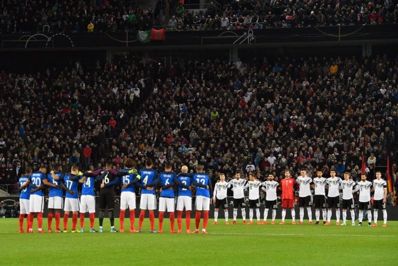 Die Spieler legen eine Schweigeminute für den kürzlich verstorbenen deutschen Fußballspieler Hans Schaefer während des Fußball-Länderspiels Deutschland gegen Frankreich in Köln am 14. November 2017 ein. / AFP FOTO / John MACDOUGALL