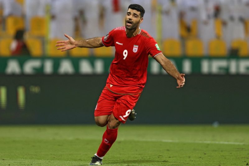 Der iranische Stürmer Mehdi Taremi jubelt nach einem Tor während des Asien-Qualifikationsspiels für die Fußball-Weltmeisterschaft 2022 in Katar zwischen den Vereinigten Arabischen Emiraten und dem Iran im Zabeel-Stadion in Dubai am 7. Oktober 2021. (Foto: AFP)