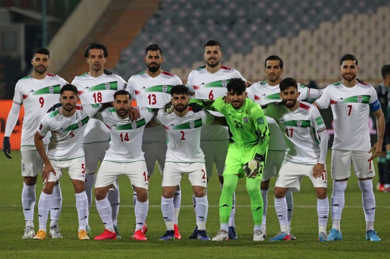 Die iranischen Spieler stellen sich vor dem Fußballspiel der Asien-Qualifikation für die Weltmeisterschaft 2022 in Katar zwischen dem Iran und den Vereinigten Arabischen Emiraten im Azadi-Sportkomplex in der iranischen Hauptstadt Teheran am 1. Februar 2022 für ein Gruppenfoto auf. (Foto von Atta KENARE / AFP)