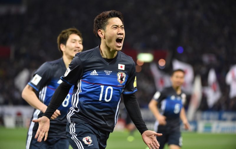 Japans Stürmer Shinji Kagawa (C, #10) feiert sein Tor während des WM 2018-Qualifikationsspiels der Gruppe B zwischen Japan und Thailand in Saitama am 28. März 2017. / AFP PHOTO / KAZUHIRO NOGI