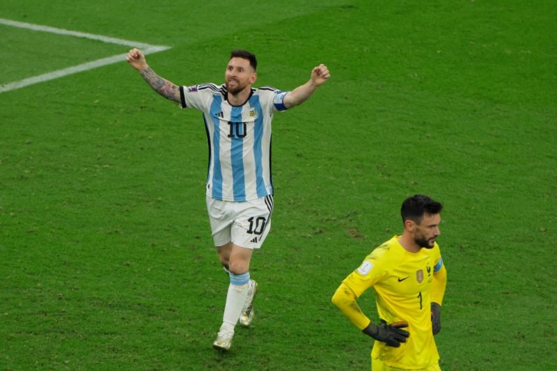 Der argentinische Stürmer Lionel Messi (Nr. 10) feiert den Gewinn der  Fußballweltmeisterschaft Katar 2022 zwischen Argentinien und Frankreich im Lusail-Stadion in Lusail, nördlich von Doha, am 18. Dezember 2022. (Foto: Odd ANDERSEN / AFP)