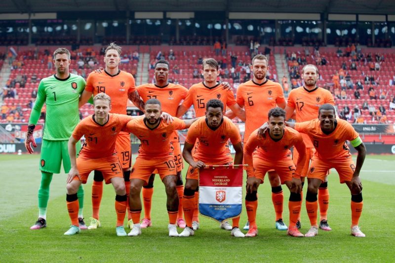 Niederländische Spieler posieren vor dem Freundschaftsspiel zwischen den Niederlanden und Georgien im Stadion De Grolsch Veste in Enschede am 6. Juni 2021 im Vorfeld des Turniers Euro2020/2021 für die Fotografen. (Foto von FranÁois WALSCHAERTS / AFP)