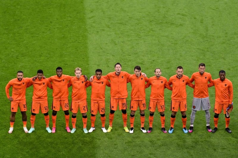 Die niederländischen Spieler versammeln sich vor dem Fußballspiel der UEFA EURO 2020 Gruppe C zwischen den Niederlanden und der Ukraine in der Johan Cruyff Arena in Amsterdam am 13. Juni 2021 auf dem Spielfeld. (Foto: Olaf Kraak / POOL / AFP)