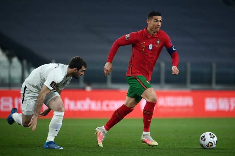 Der aserbaidschanische Mittelfeldspieler Vugar Mustafayev (L) kämpft mit Portugals Stürmer Cristiano Ronaldo während des Qualifikationsspiels zur FIFA Fussball-Weltmeisterschaft Katar 2022 zwischen Portugal und Aserbaidschan am 24. März 2021 im Juventus-Stadion. (Foto: Marco BERTORELLO / AFP)