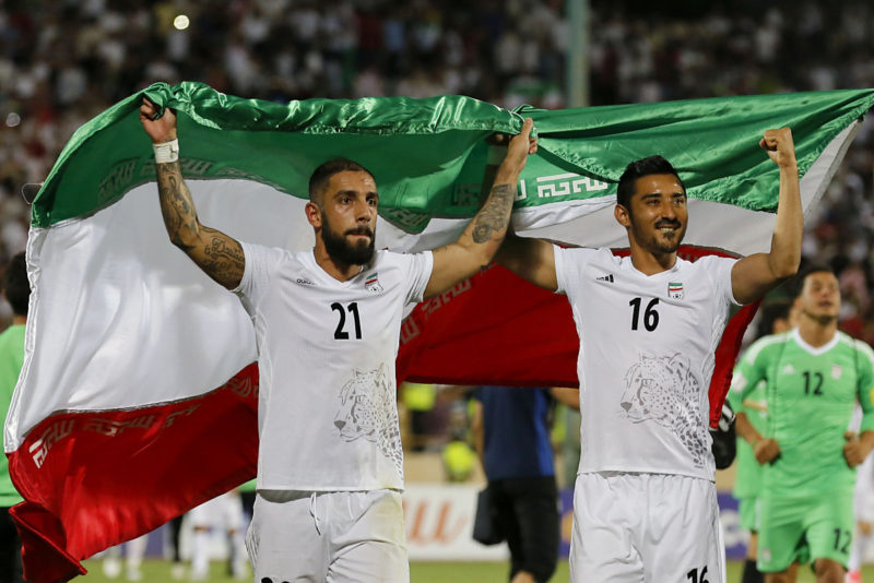 Irans Ashkan Dejagah (L) und Reza Ghoochannejad (R) jubeln nach dem Sieg im WM-Qualifikationsspiel zwischen Iran und Usbekistan am 12. Juni 2017 im Azadi-Stadion in Teheran. Iran gewann 2:0. / AFP PHOTO / ATTA KENARE